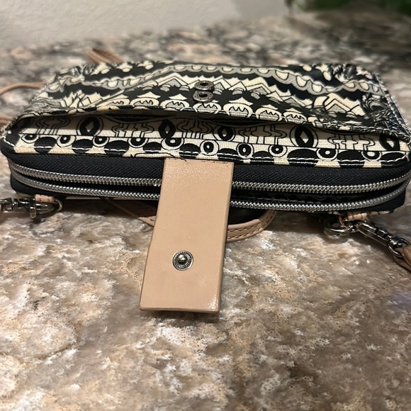Sakroots Cross Body / wristlet Wallet artsy black cream doodle smartphone pocket - Picture 11 of 17